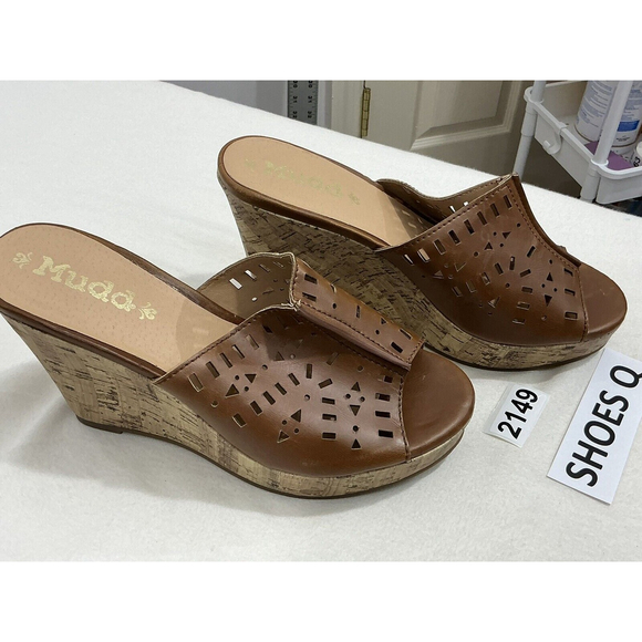 Womans Mudd Brown Slip On Perforated Faux Leather Cork Wedge Sandal 8.5 M - Picture 2 of 9